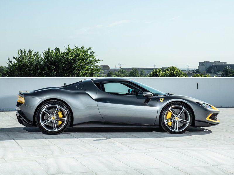 Ferrari 296, Купе — вид слева