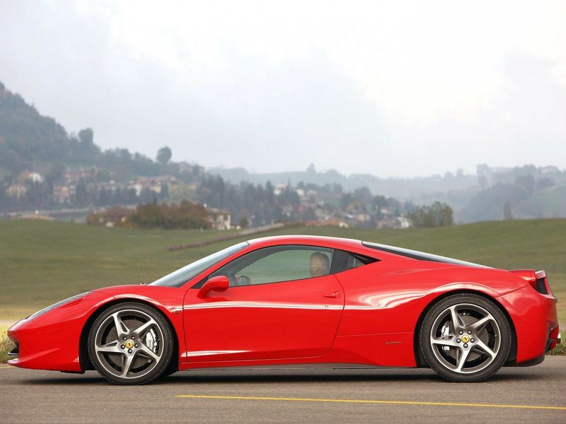 Ferrari 458, Купе — вид справа