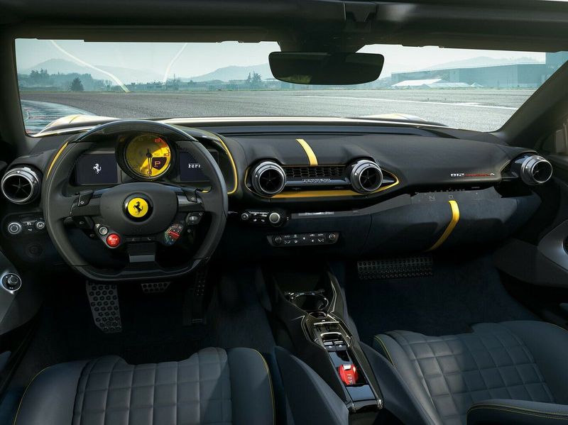 Ferrari 812, Родстер — место водителя
