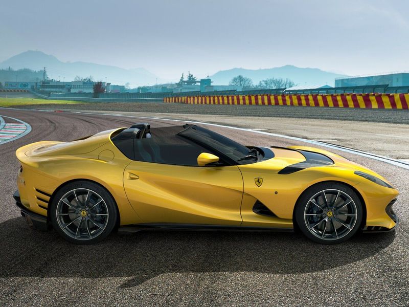 Ferrari 812, Родстер — вид слева