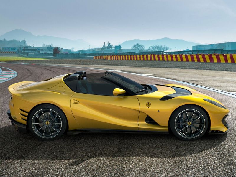 Ferrari 812, Родстер — вид справа