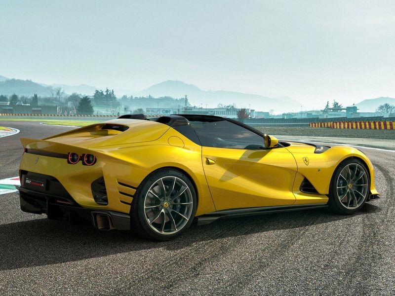 Ferrari 812, Родстер — вид сзади в три четверти