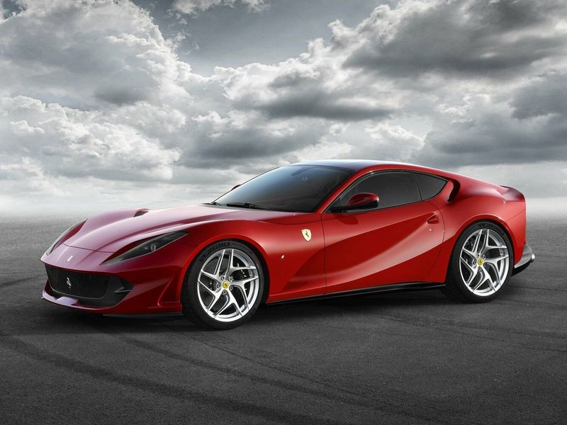 Ferrari 812, Купе Superfast — вид спереди справа