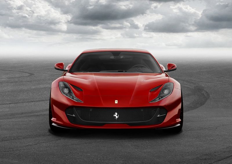 Ferrari 812, Купе Superfast — вид спереди