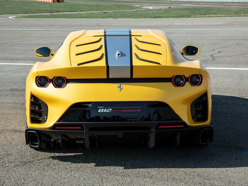 Ferrari 812, Купе Competizione — вид сзади