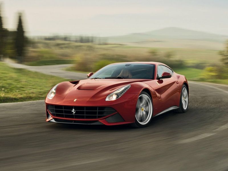 Ferrari F12, Купе Berlinetta — вид спереди в три четверти