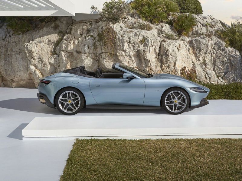 Ferrari Roma, Кабриолет Spider — вид слева