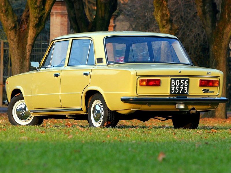 Fiat 124 I، سيدان — منظر خلفي أيمن
