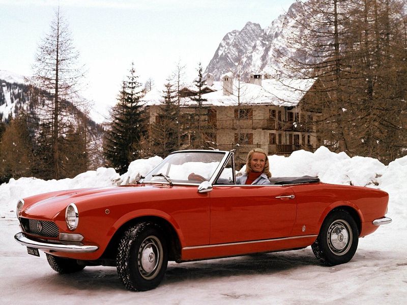 Fiat 124 Sport Spider I، قابلة للتحويل — منظر أمامي أيسر