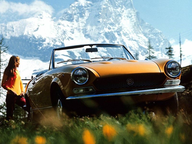 Fiat 124 Sport Spider I، قابلة للتحويل — منظر أمامي أيسر