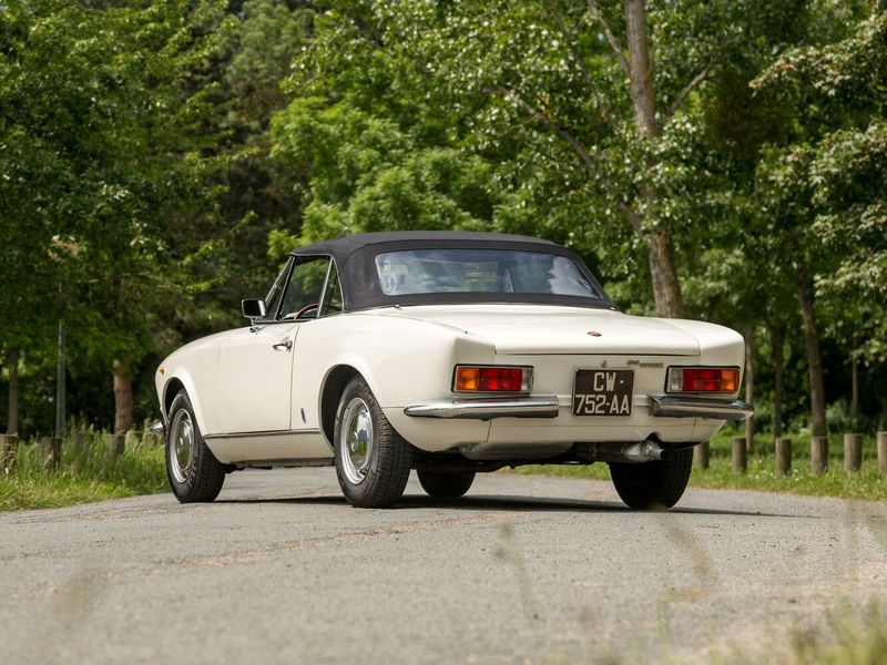 Fiat 124 Sport Spider I، قابلة للتحويل — منظر خلفي أيسر
