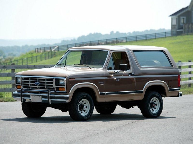 Ford Bronco ثالثاً، دفع رباعي 3 أبواب — منظر أمامي أيسر