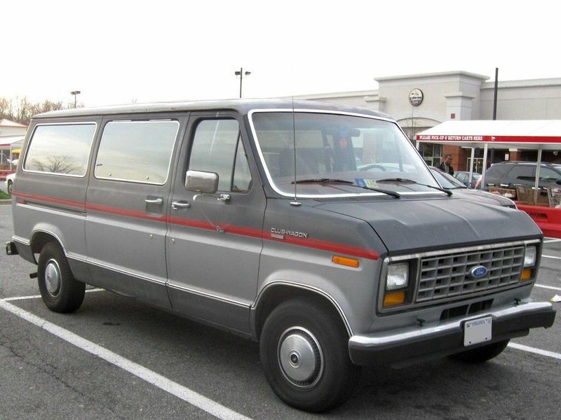Ford Econoline III, Минивэн — вид спереди справа