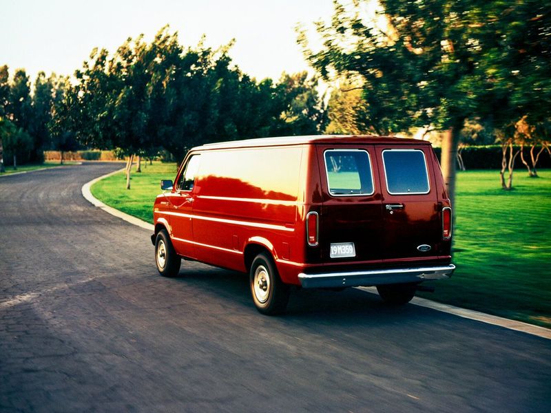 Ford Econoline III, Фургон — вид сзади слева