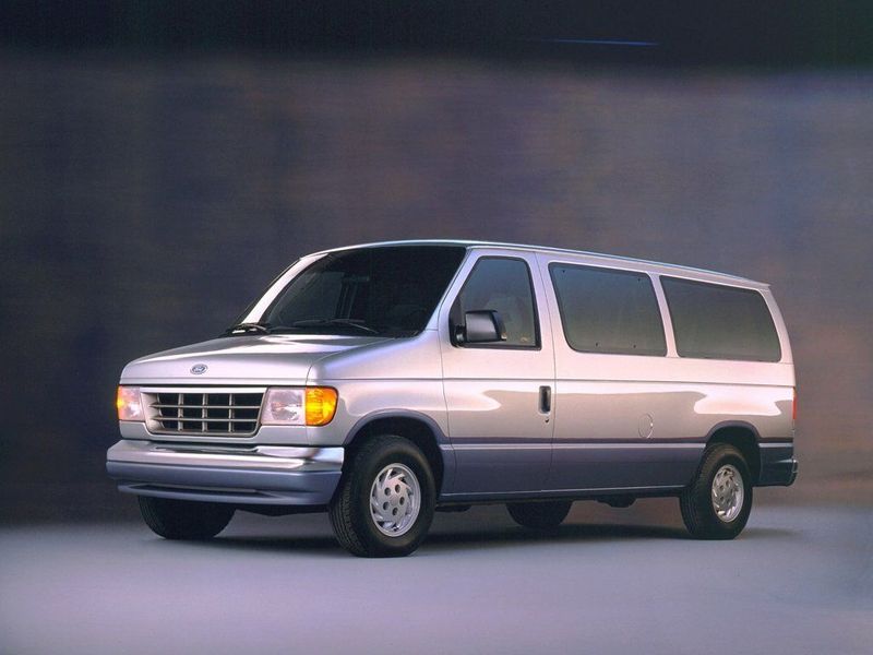 Ford Econoline IV, Минивэн — вид спереди справа