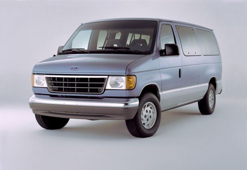 Ford Econoline IV, Минивэн — вид спереди справа