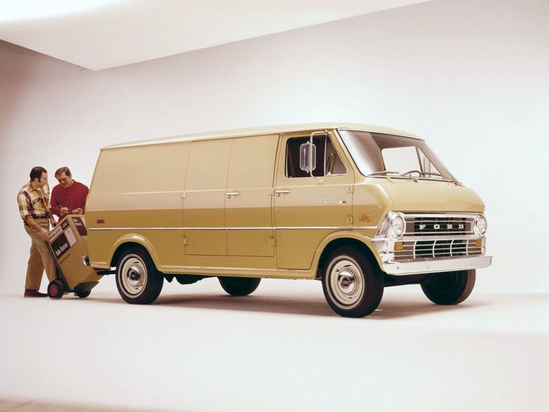 Ford Econoline II, Фургон — вид спереди слева