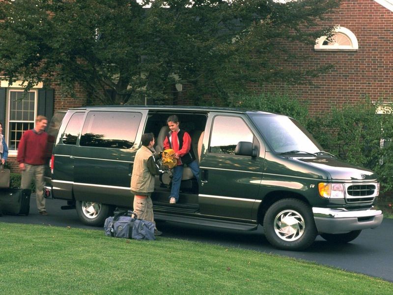 Ford Econoline IV, Минивэн — вид спереди справа