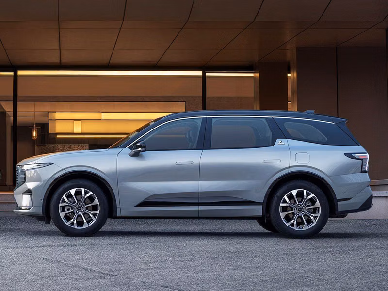 Ford Edge ثالثاً (ل)، دفع رباعي 5 أبواب — منظر من الجانب الأيمن