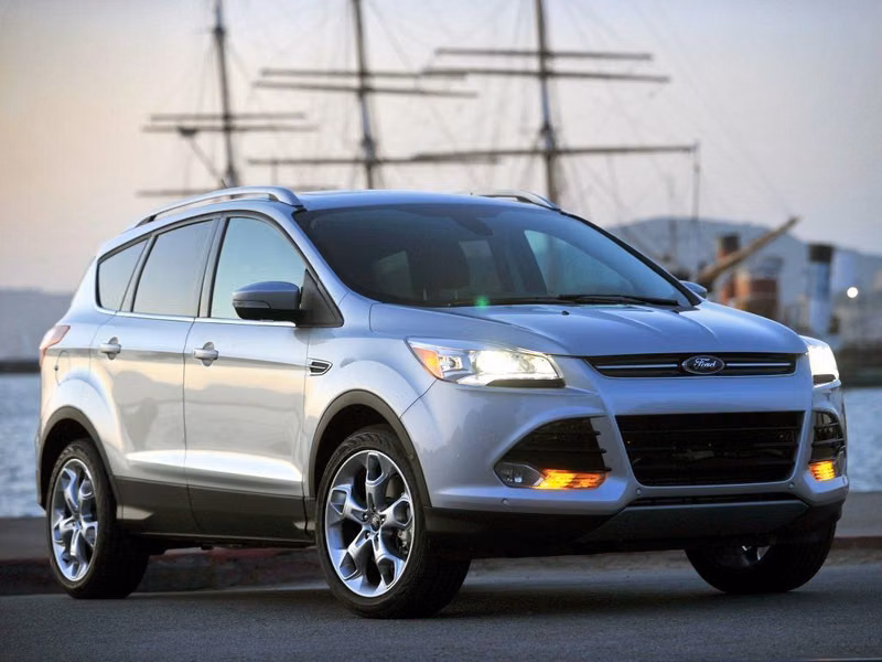 Ford Escape ثالثاً، دفع رباعي 5 أبواب — منظر أمامي أيمن
