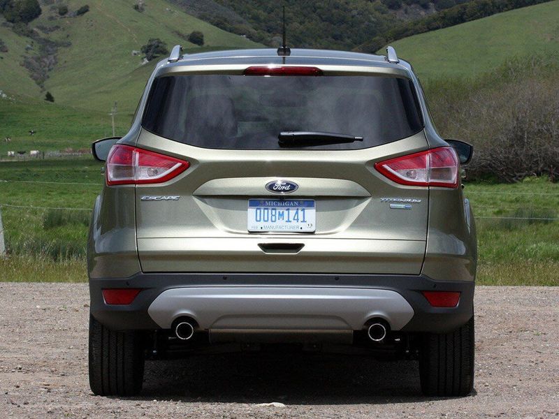 Ford Escape ثالثاً، دفع رباعي 5 أبواب — منظر خلفي