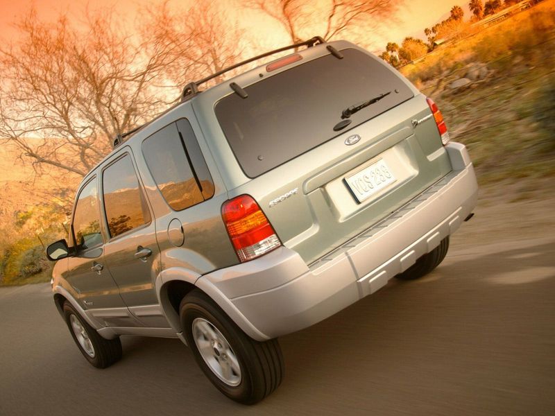 Ford Escape أنا فيس ليفت، دفع رباعي 5 أبواب — منظر خلفي أيمن