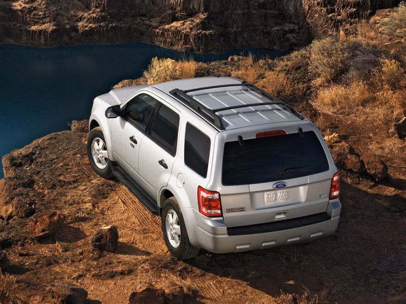 Ford Escape ثانياً، دفع رباعي 5 أبواب — منظر خلفي أيسر