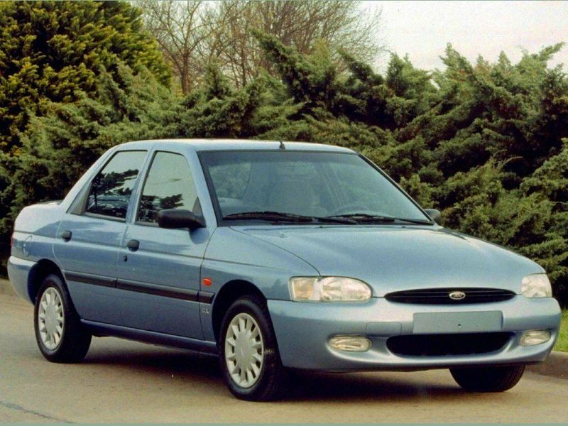Ford Escort عملية فيس ليفت V 2، سيدان — منظر أمامي أيمن