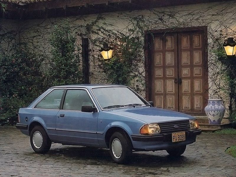 Ford Escort رابعاً، هاتشباك 3 أبواب — منظر أمامي أيمن