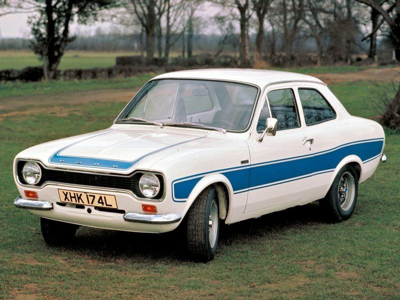 Ford Escort I، سيدان ببابين — منظر أمامي أيسر