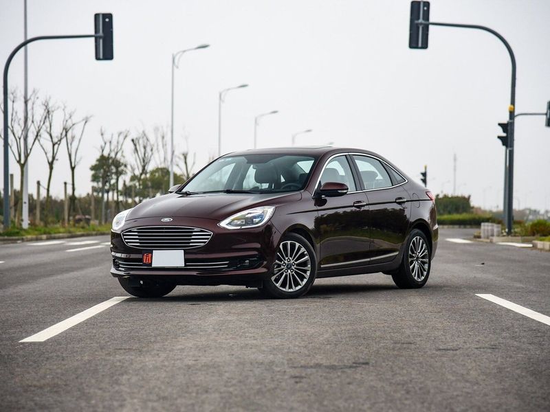 Ford Escort عملية فيس ليفت السادس 1، سيدان — منظر أمامي