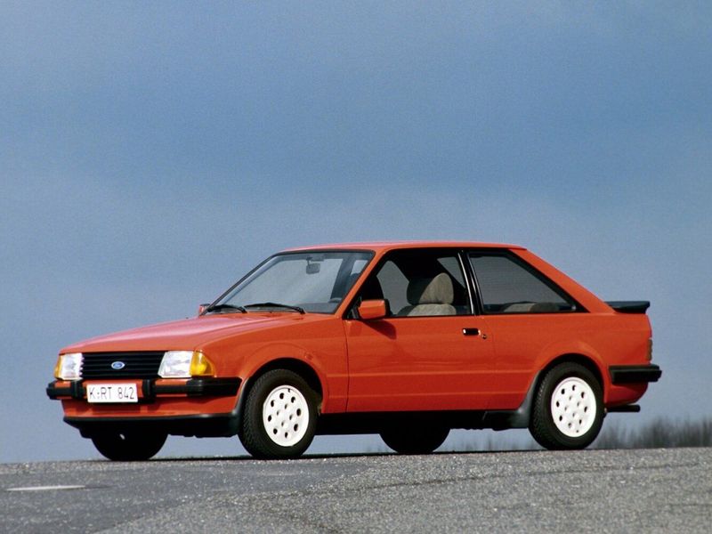 Ford Escort ثالثاً، هاتشباك 3 أبواب — منظر أمامي أيمن