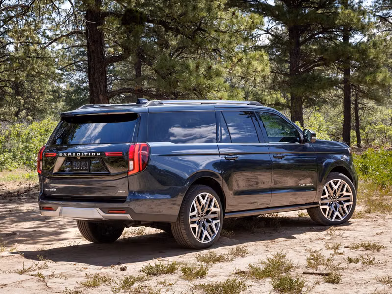 Ford Expedition V، دفع رباعي 5 أبواب MAX — منظر خلفي أيسر
