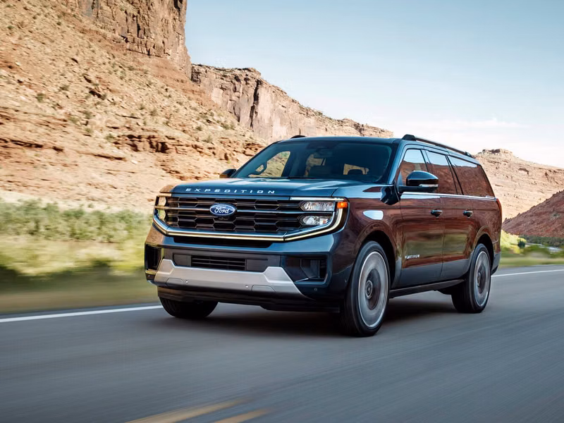 Ford Expedition V، دفع رباعي 5 أبواب MAX — منظر أمامي بزاوية ثلاثة أرباع