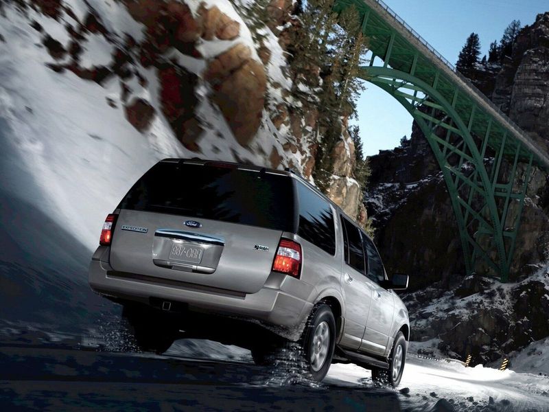Ford Expedition ثالثاً، دفع رباعي 5 أبواب — منظر خلفي أيمن