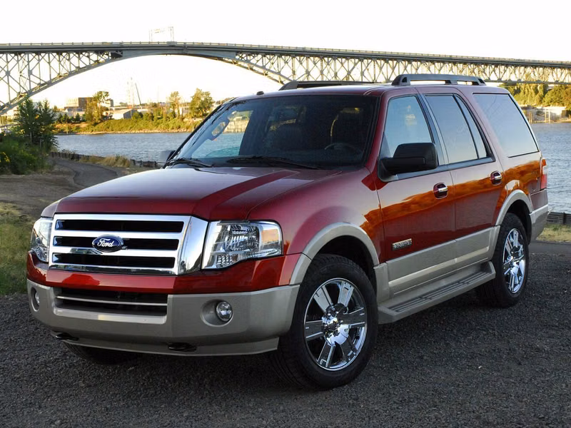 Ford Expedition ثالثاً، دفع رباعي 5 أبواب — منظر أمامي أيمن