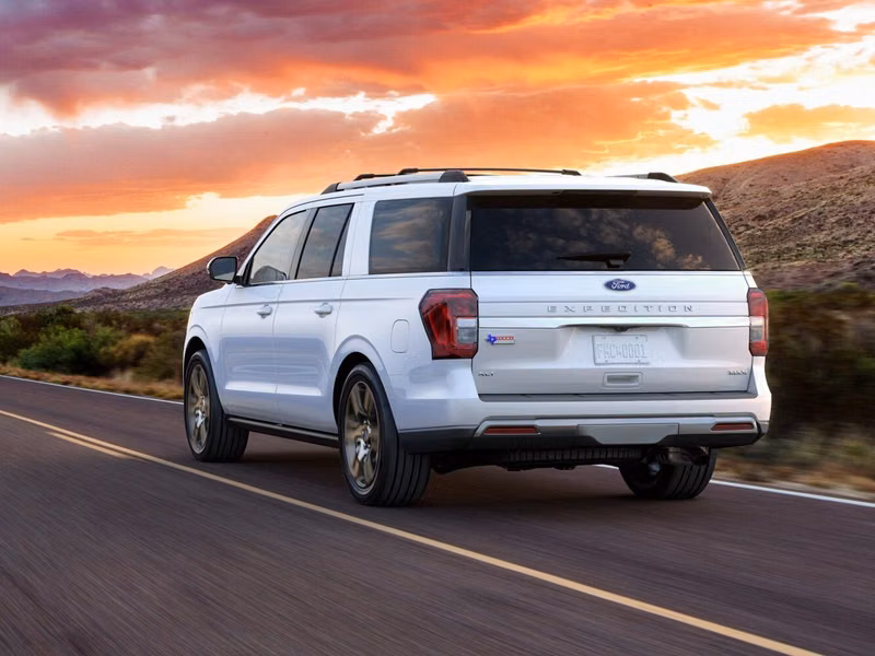Ford Expedition IV Рестайлинг, Внедорожник 5 дв. MAX — вид сзади в три четверти