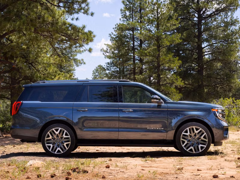 Ford Expedition V، دفع رباعي 5 أبواب MAX — منظر من الجانب الأيسر
