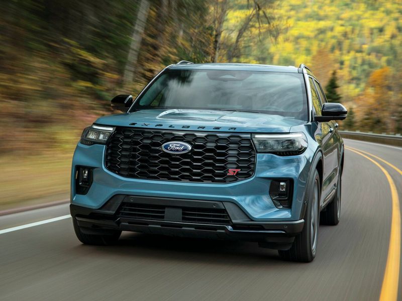 Ford Explorer فيس ليفت السادس، دفع رباعي 5 أبواب — منظر أمامي بزاوية ثلاثة أرباع