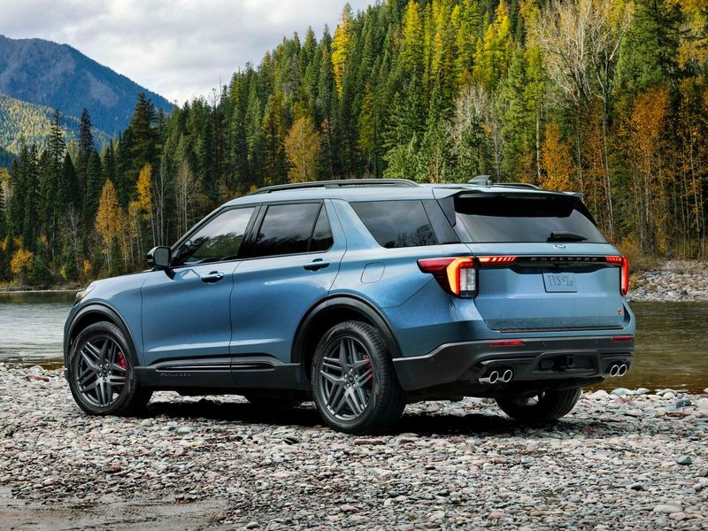 Ford Explorer فيس ليفت السادس، دفع رباعي 5 أبواب — منظر خلفي بزاوية ثلاثة أرباع