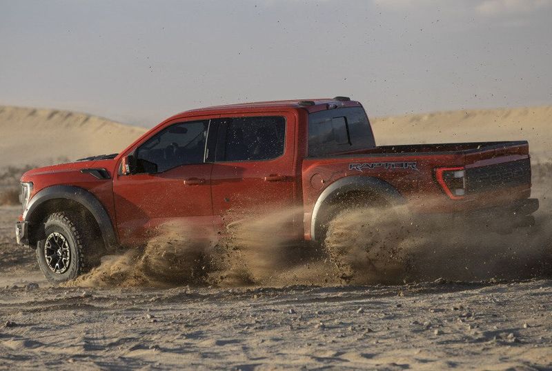 Ford F-150 الرابع عشر، بيك أب بكابينة مزدوجة Raptor SuperCrew — منظر خلفي بزاوية ثلاثة أرباع