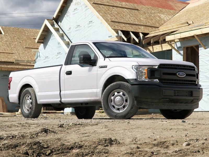 Ford F-150 تجميل الوجه الثالث عشر، بيك أب بكابينة مفردة Regular Cab — منظر أمامي أيمن