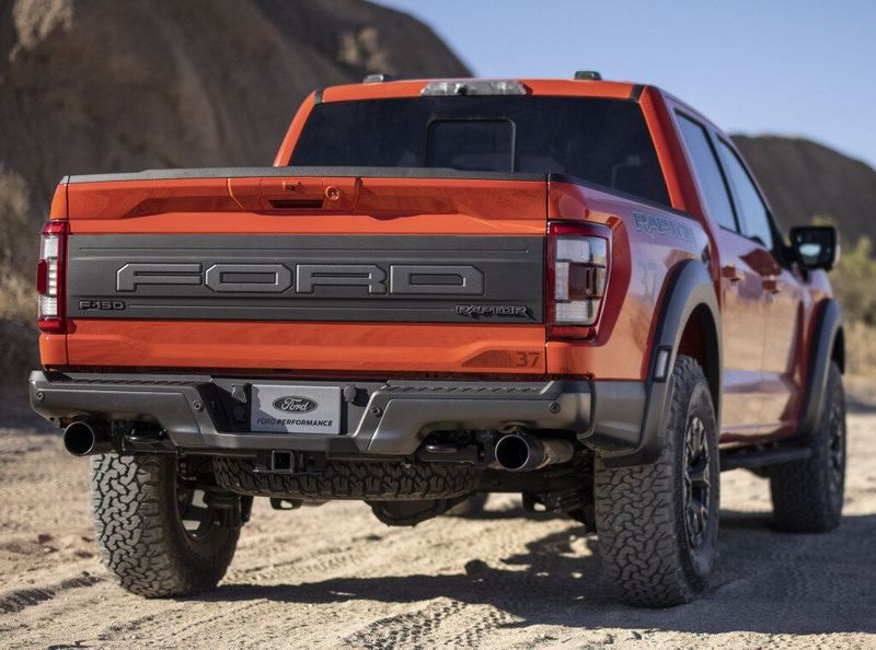 Ford F-150 الرابع عشر، بيك أب بكابينة مزدوجة Raptor SuperCrew — منظر خلفي بزاوية ثلاثة أرباع