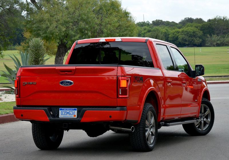 Ford F-150 الثالث عشر، بيك أب بكابينة مزدوجة SuperCrew — منظر خلفي أيمن