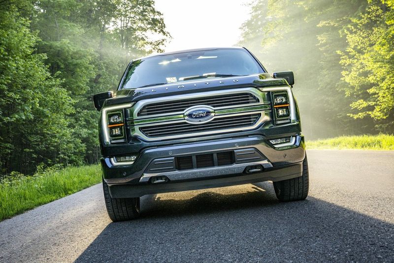 Ford F-150 XIV, Пикап двойная кабина SuperCrew — вид спереди
