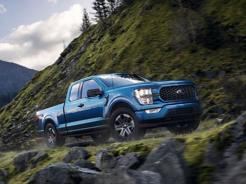 Ford F-150 الرابع عشر، بيك أب بكابينة ونصف Super Cab — منظر أمامي أيسر
