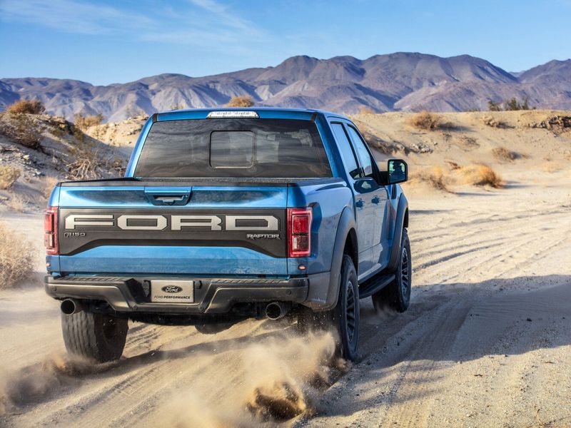 Ford F-150 تجميل الوجه الثالث عشر، بيك أب بكابينة مزدوجة Raptor SuperCrew — منظر خلفي أيمن