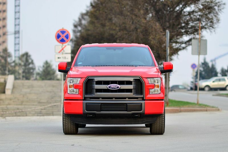 Ford F-150 الثالث عشر، بيك أب بكابينة ونصف SuperCab — منظر أمامي