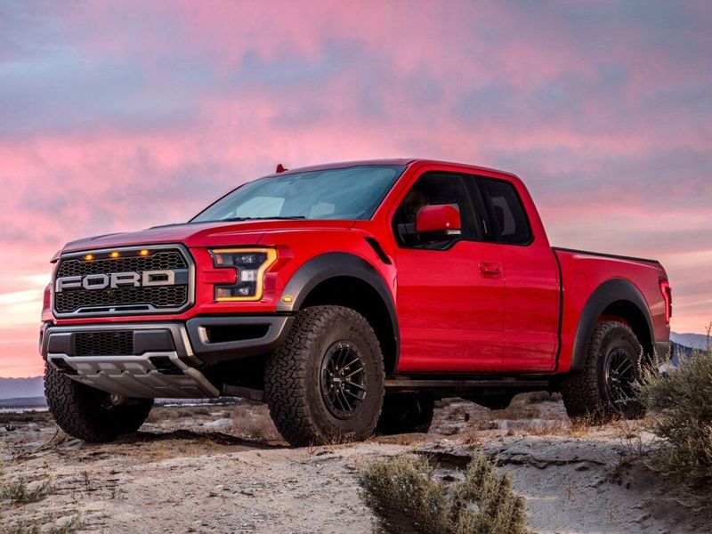 Ford F-150 تجميل الوجه الثالث عشر، بيك أب بكابينة ونصف Raptor SuperCab — منظر أمامي أيمن