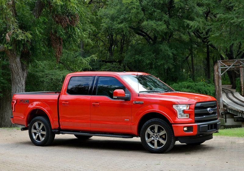 Ford F-150 الثالث عشر، بيك أب بكابينة مزدوجة SuperCrew — منظر أمامي أيمن